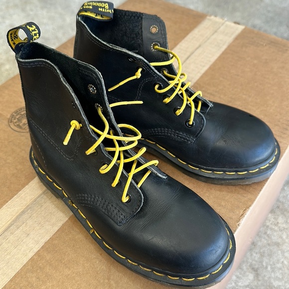 Dr. Martens like new, worn only a few times. - Picture 1 of 7